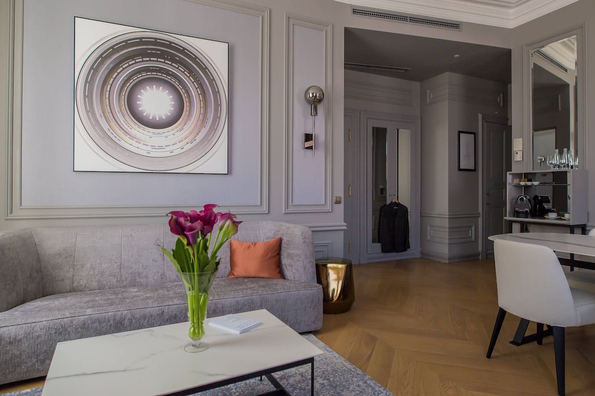 Suite, 1 slaapkamer, niet-roken, uitzicht op stad (Corner) | 1 slaapkamer, luxe beddengoed, een minibar, een kluis op de kamer