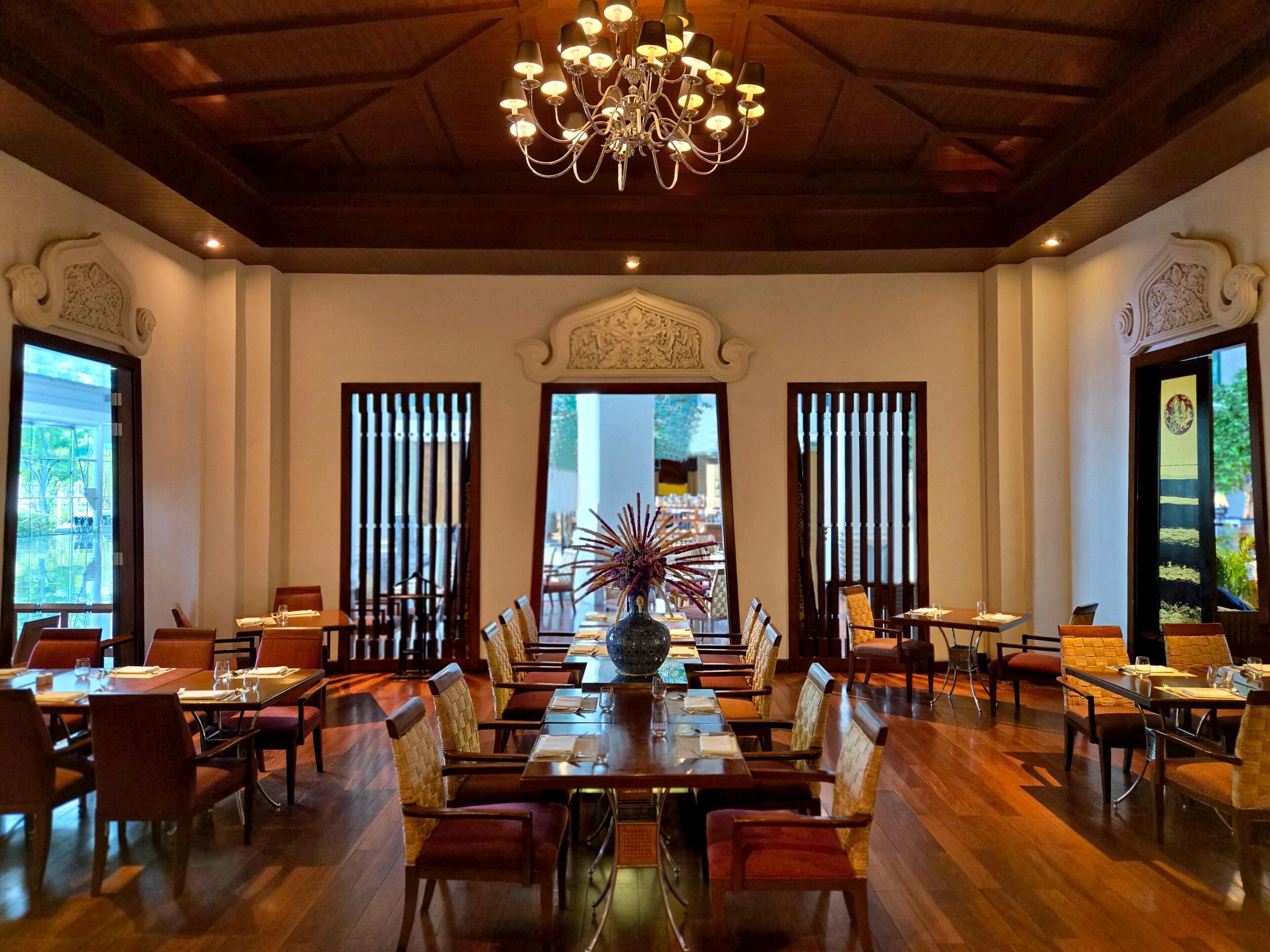 4 restaurants; breakfast, lunch, and dinner served
