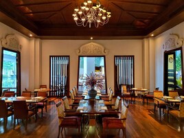 4 restaurants; breakfast, lunch, and dinner served