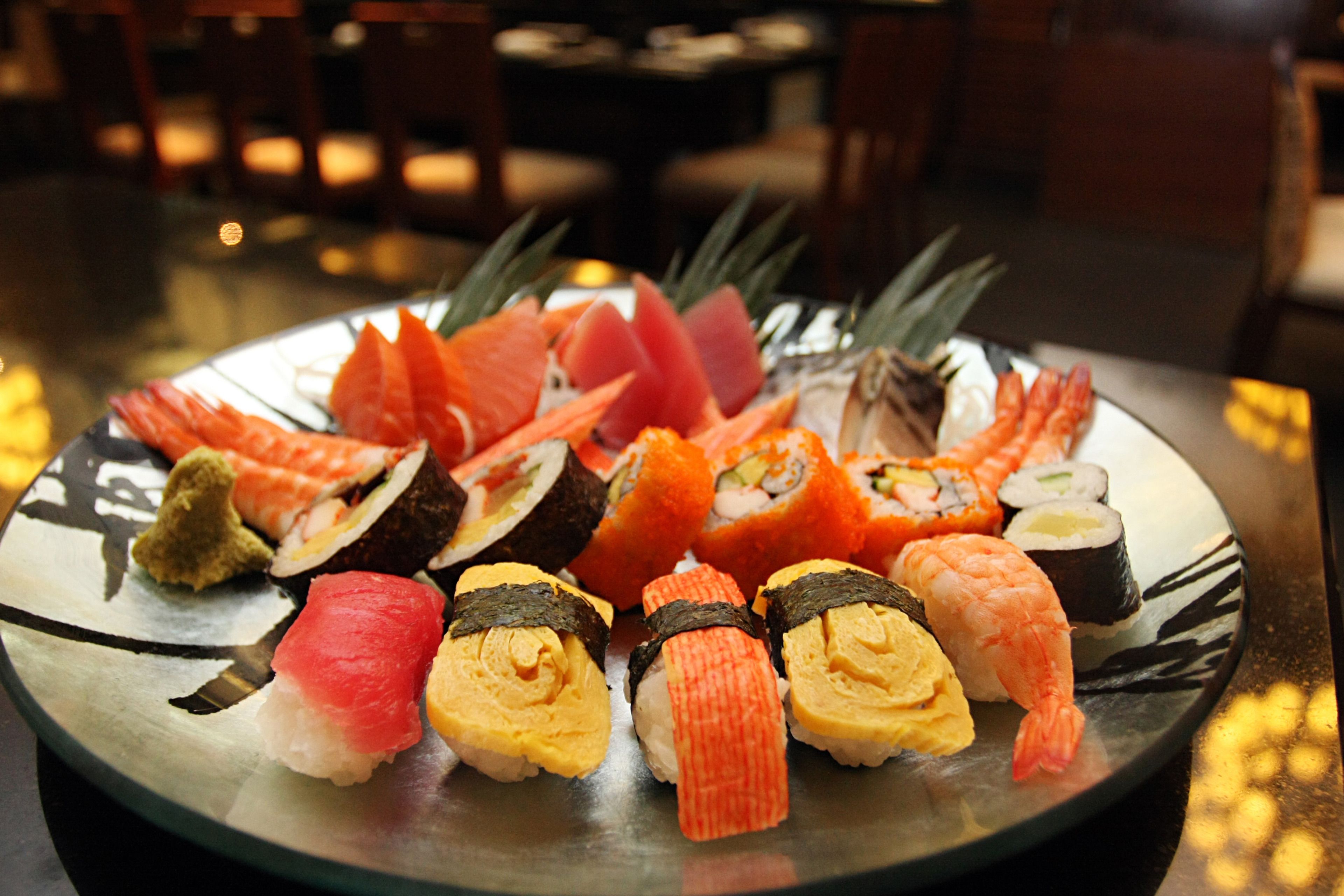 Un plato de sushi con distintos tipos, incluyendo nigiri y rollos.