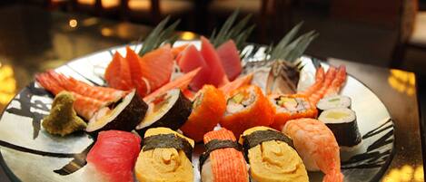 Un plato de sushi con distintos tipos, incluyendo nigiri y rollos.