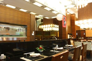 4 restaurantes; se sirven desayunos, almuerzos, cenas y cocina china 