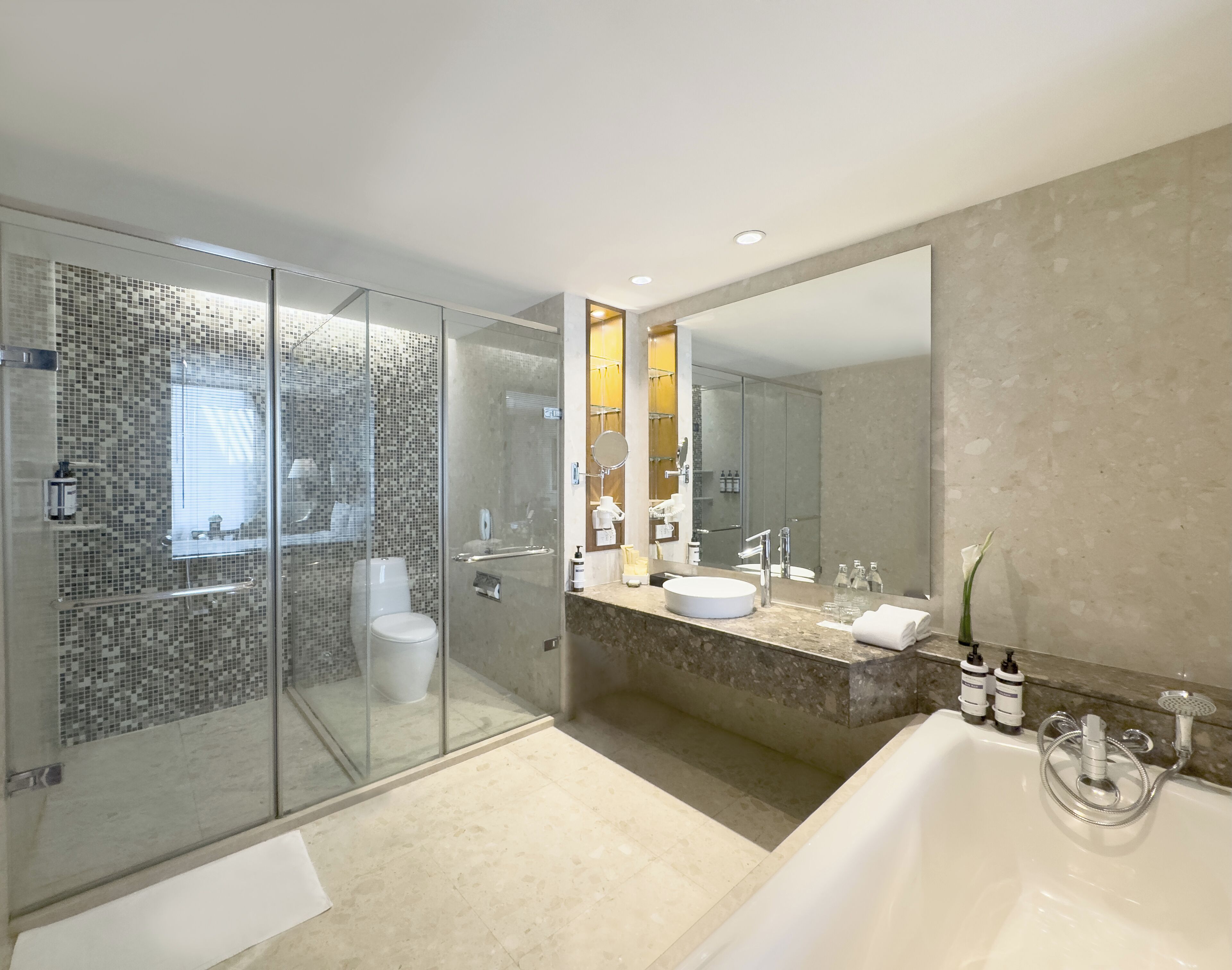 separate bathtub and shower, eco-friendly toiletries, hair dryer
