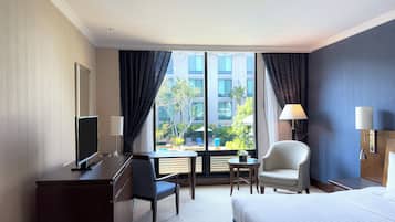 Room, 1 King Bed, Pool View | Minibar, in-room safe, desk, laptop workspace