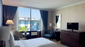 Room, 2 Single Beds (Club Access) | Minibar, in-room safe, desk, laptop workspace