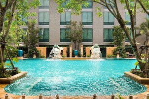 室外游泳池，06:00 至 22:00 开放，池畔遮阳伞，日光浴躺椅