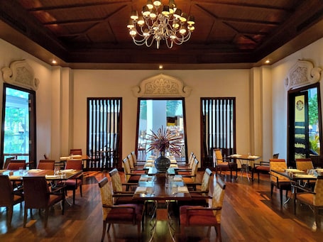 4 restaurants, breakfast, lunch, dinner served; Chinese cuisine. Hyatt Regency Bangkok Suvarnabhumi Airport