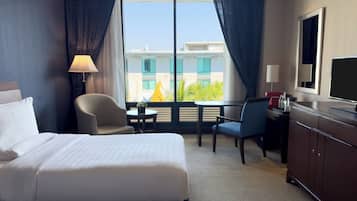 Quarto, 2 camas de solteiro (Club Access) | Frigobar, cofres nos quartos, escrivaninha
