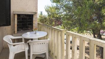 Economy Apartment (2+2 guests) | Bathroom | Bathtub, towels