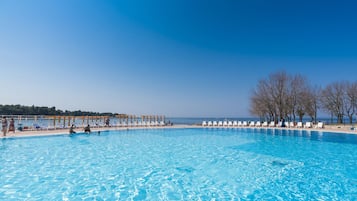 Seasonal outdoor pool, pool umbrellas