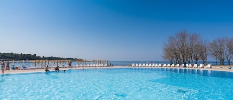 Piscine extérieure (ouverte en saison), parasols de plage