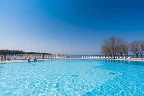 Piscine extérieure (ouverte en saison), parasols de plage