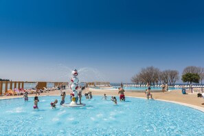 Seasonal outdoor pool, pool umbrellas - Apartments Polynesia Plava Laguna (Umag)