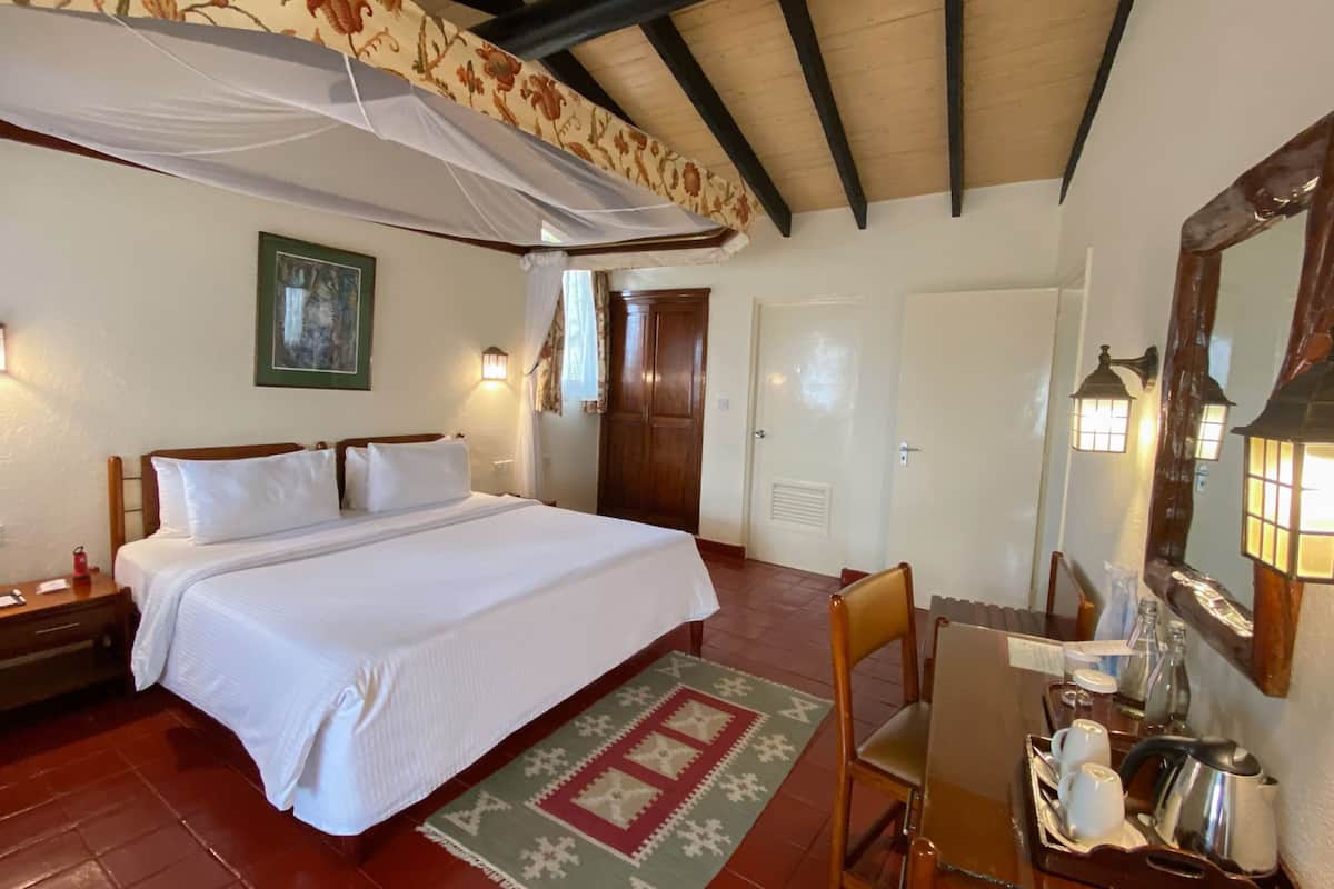 Literie de qualité supérieure, coffres-forts dans les chambres, bureau