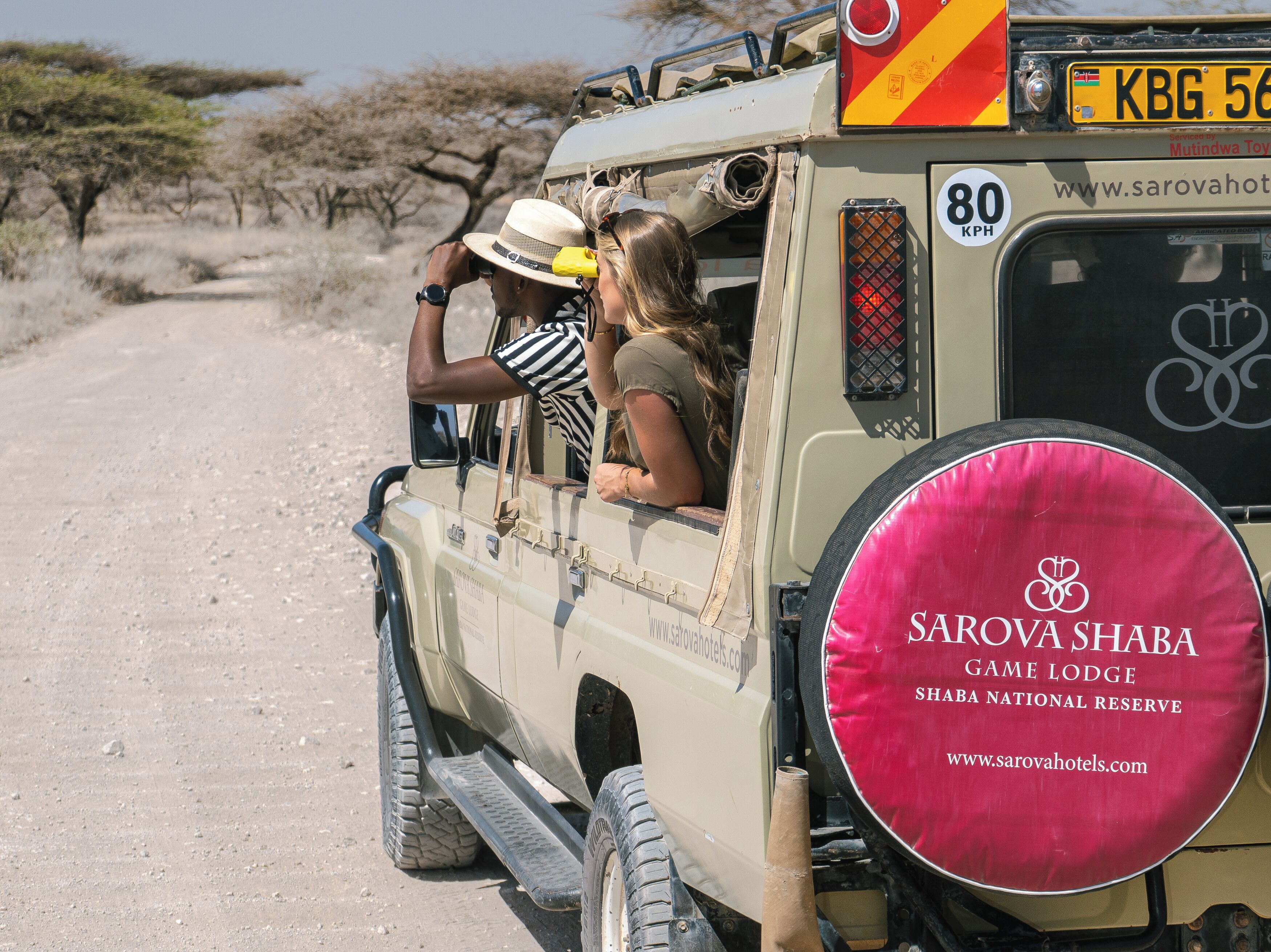 Veículo safari com placa indicando Sarova Shaba Game Lodge na Reserva Nacional de Shaba.