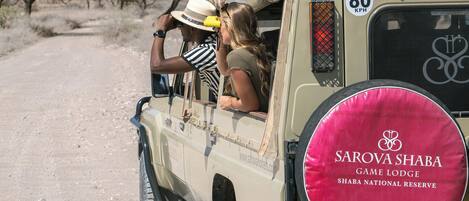 Veículo safari com placa indicando Sarova Shaba Game Lodge na Reserva Nacional de Shaba.