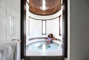 Born Free Suite | Deep-soaking bathtub