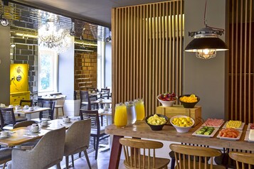 Frukostbuffé varje dag (EUR 15 per person)