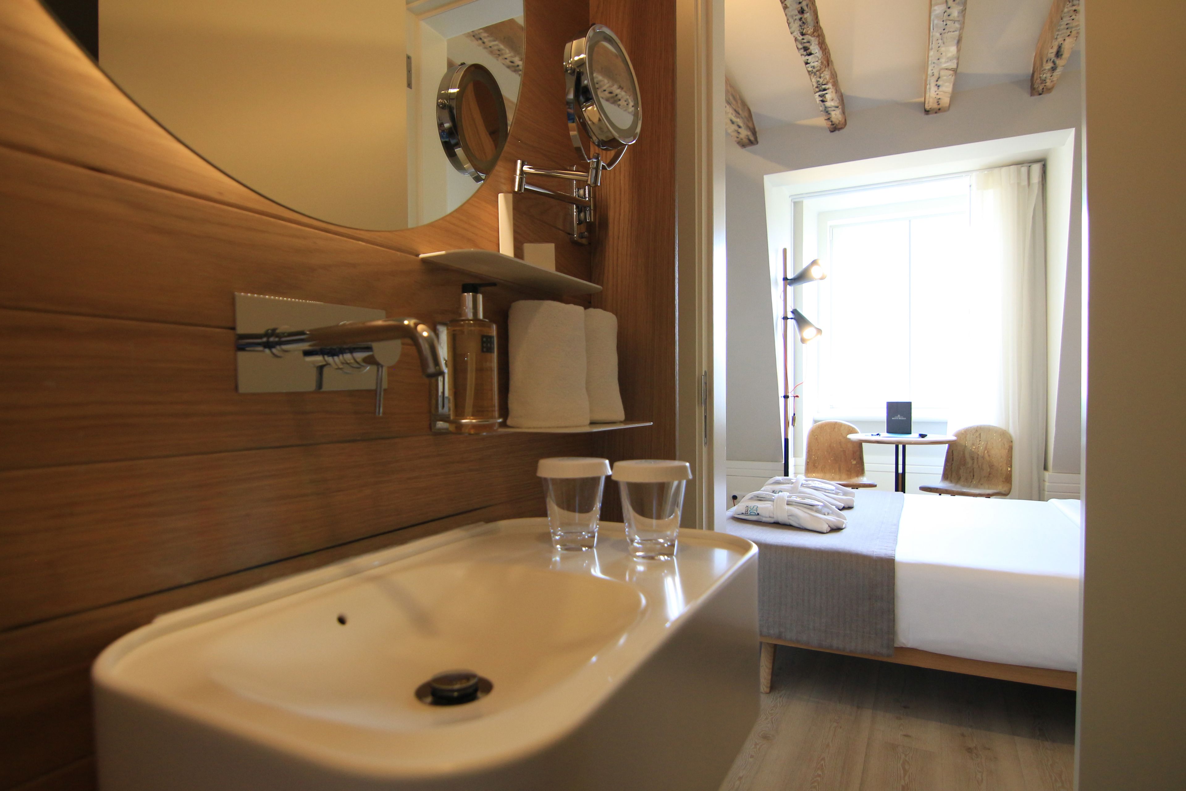 double room (rossio) | bathroom | shower, free toiletries, hair dryer, slippers