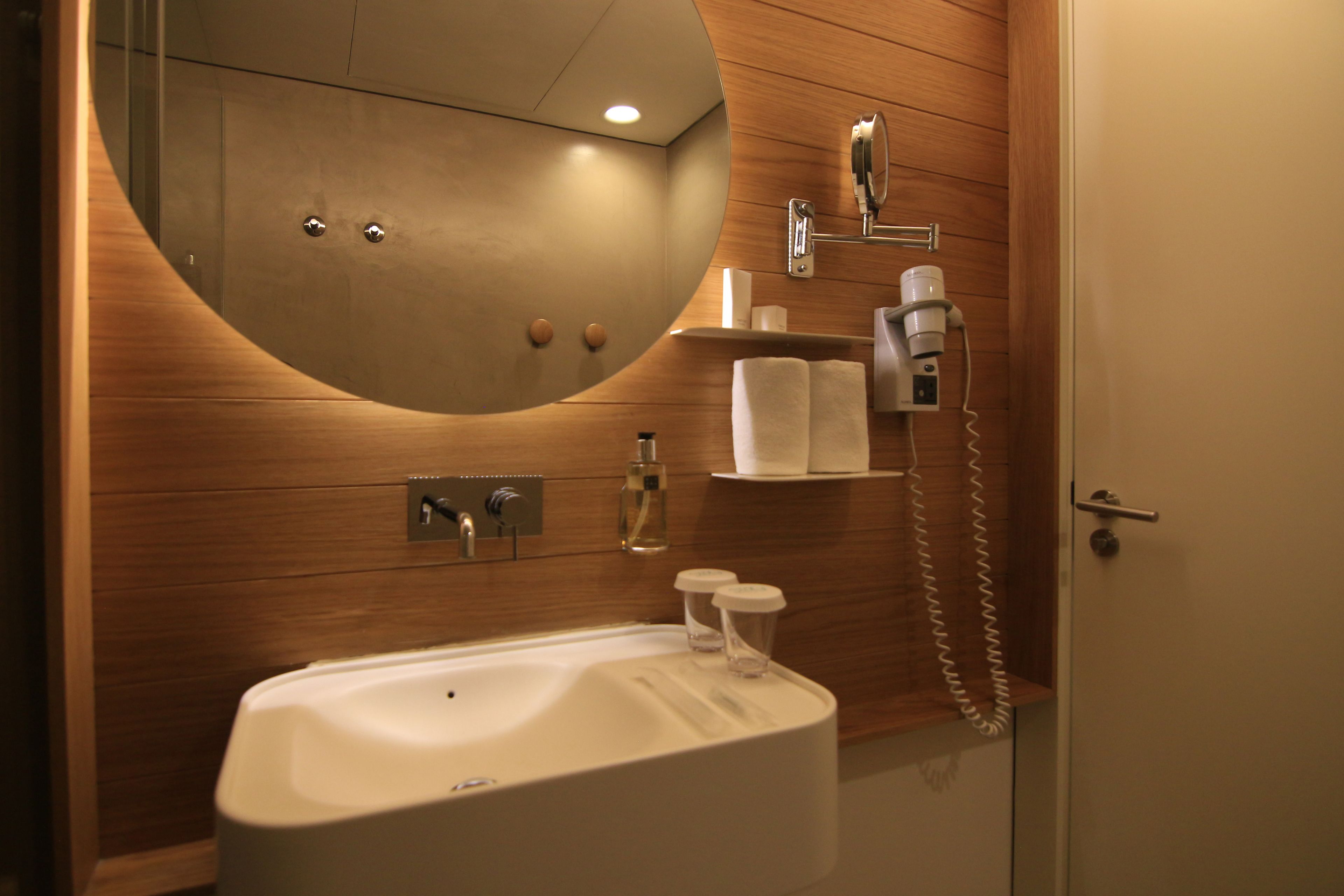 family room | deep-soaking bathtub