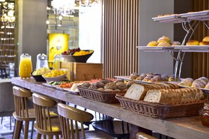 Petit déjeuner buffet servi tous les jours en supplément