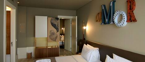 Cubrecamas, minibar, caja de seguridad en la habitación y escritorio