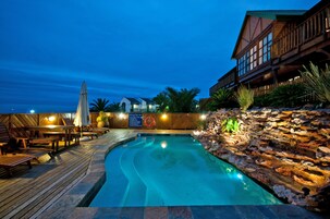 季节性开放的室外游泳池