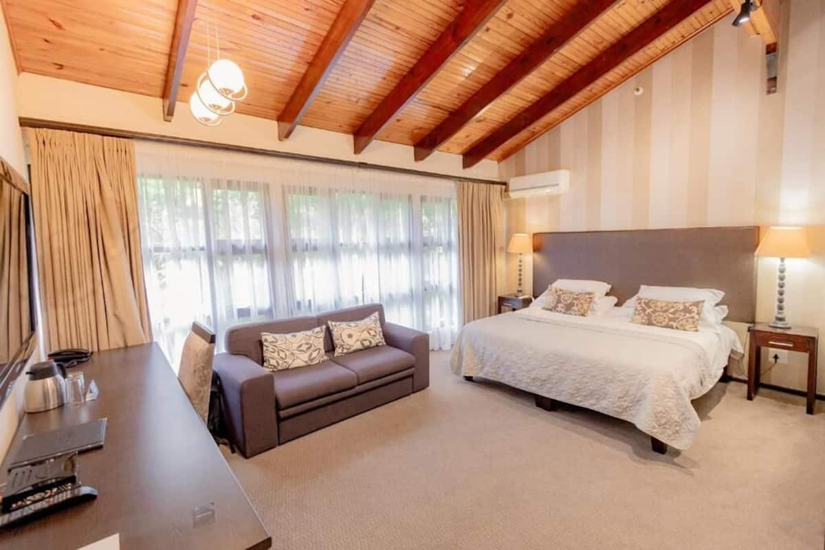 Habitación junior | Ropa de cama de alta calidad, caja fuerte, decoración individual