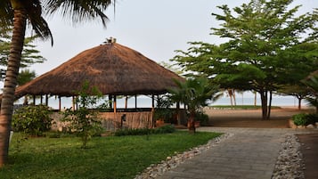Plage privée, cabines gratuites, bar de plage, surf
