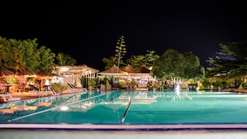 2 outdoor pools, pool umbrellas