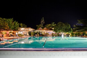 2 piscinas externas, guarda-sóis