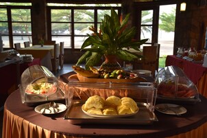 Café da manhã com buffet grátis todos os dias