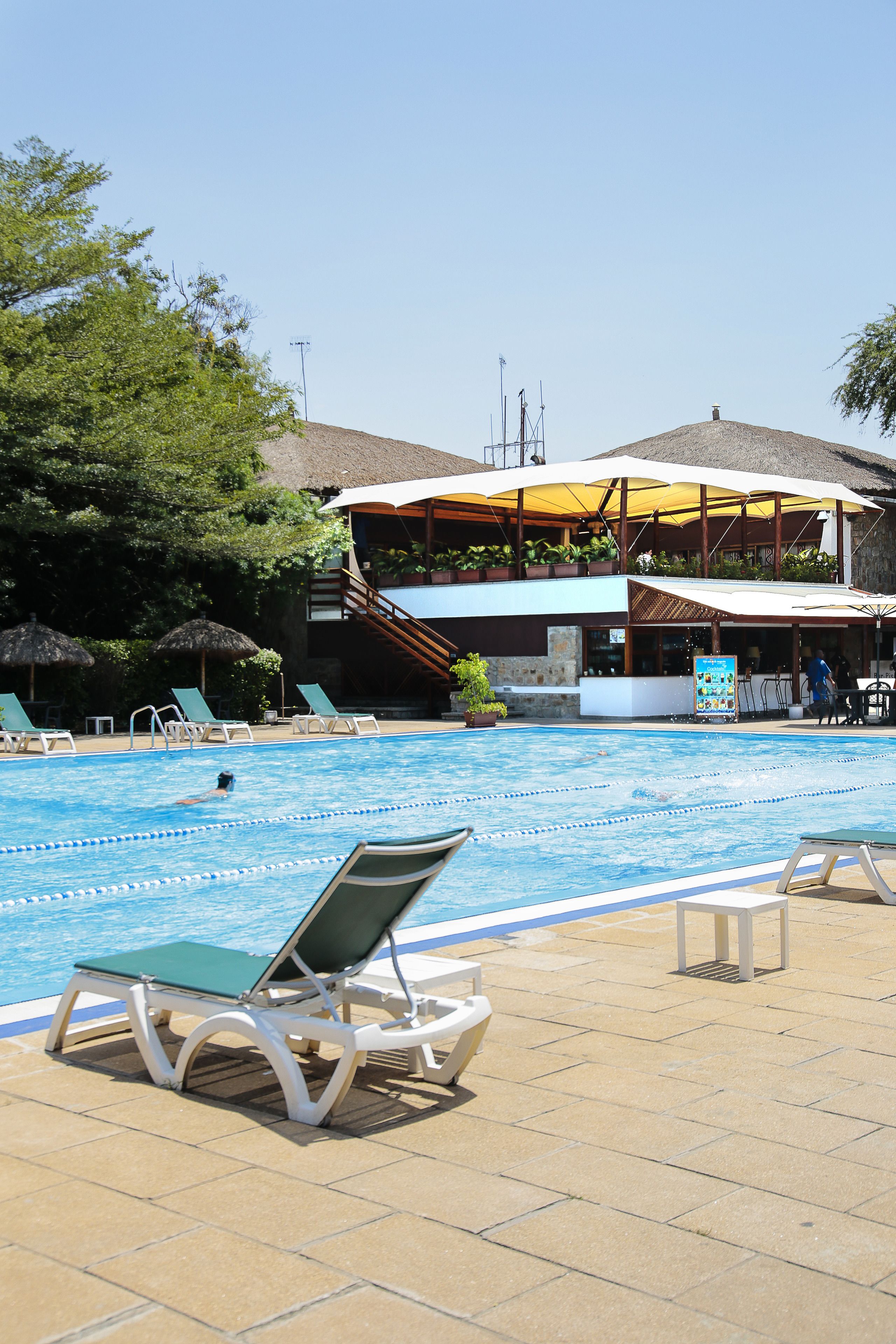 2 座室外游泳池，提供泳池遮陽傘