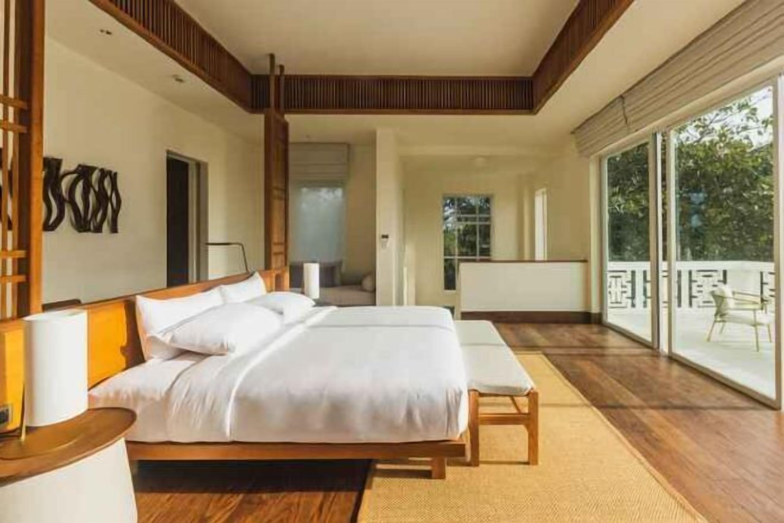 Minibar, värdeförvaringsskåp på rummet och skrivbord