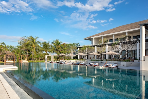 4 outdoor pools, open 9:00 AM to 5:00 PM, sun loungers