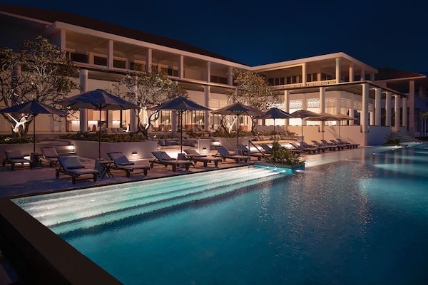 4 outdoor pools, open 9:00 AM to 5:00 PM, pool loungers