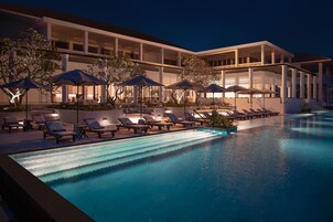 4 outdoor pools, open 9:00 AM to 5:00 PM, pool loungers