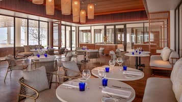 2 restaurantes; se sirve desayuno, almuerzo y cena