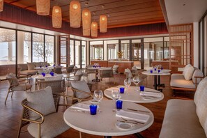 2 restaurants; breakfast, lunch, and dinner served