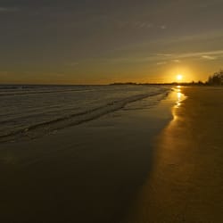 Playa privada, playa de arena blanca, camastros y sombrillas