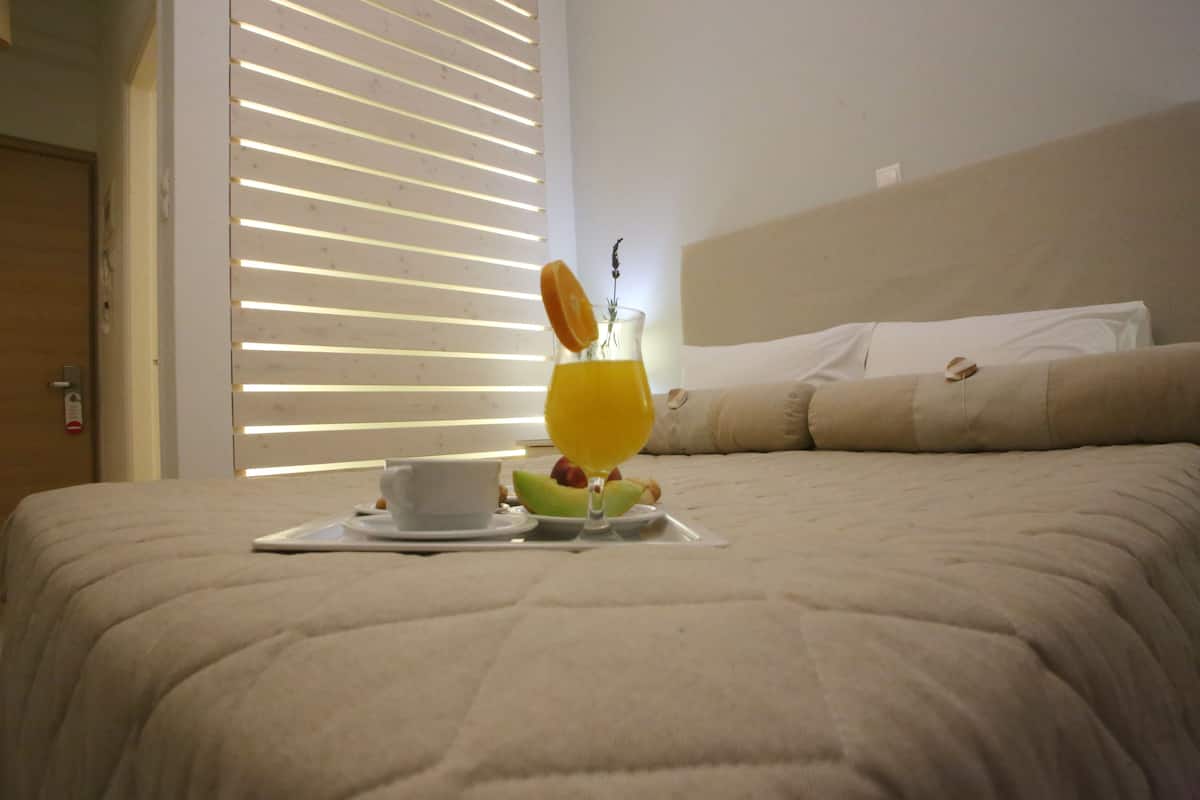 Een minibar, een kluis op de kamer, een bureau