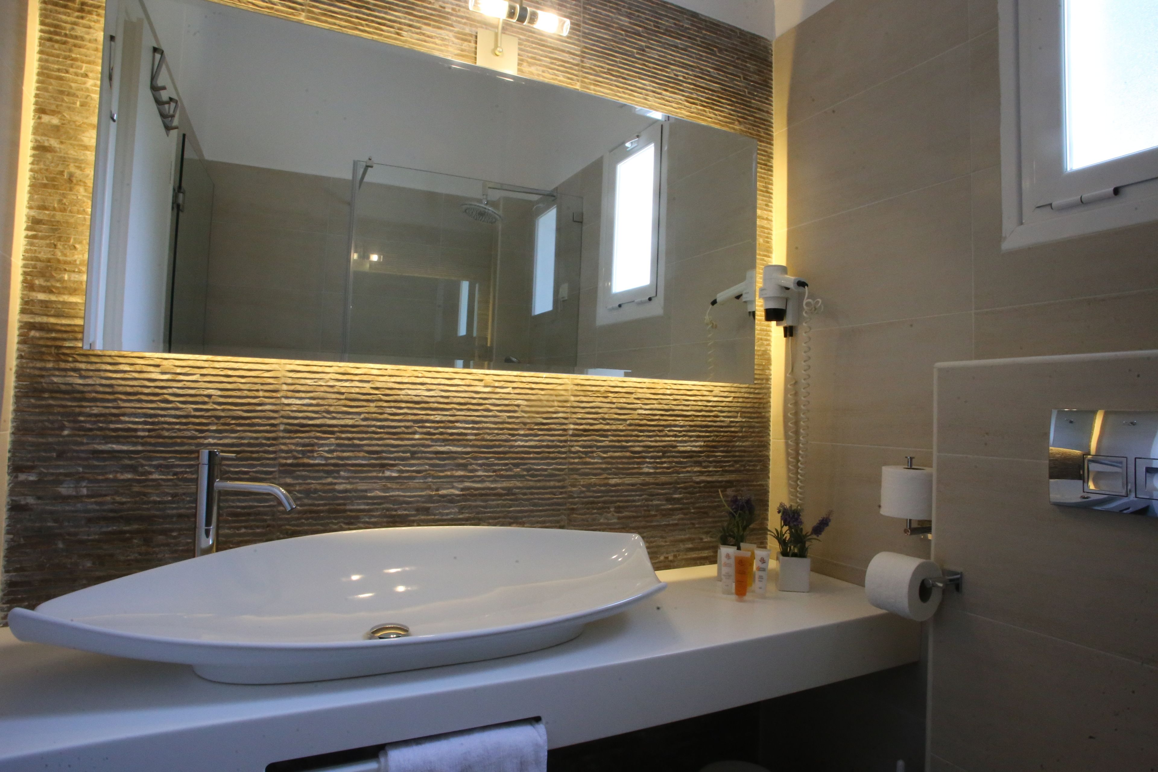 standard triple room | bathroom | shower, free toiletries, hair dryer, bathrobes
