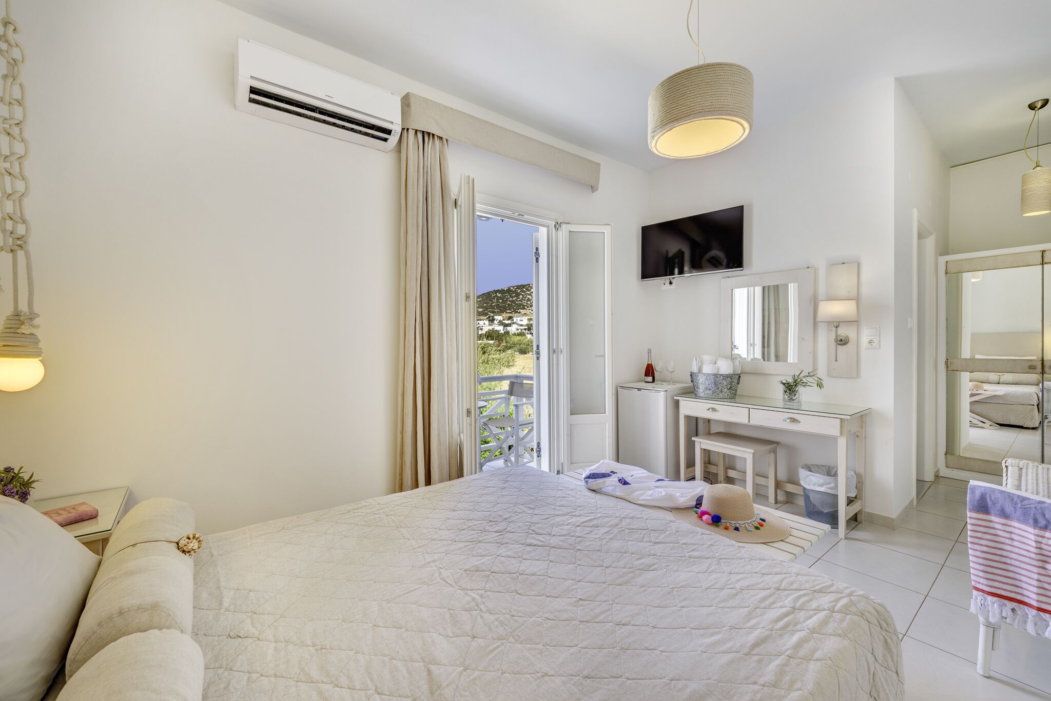 standard double or twin room, 1 bedroom | minibar, in-room safe, desk, iron/ironing board