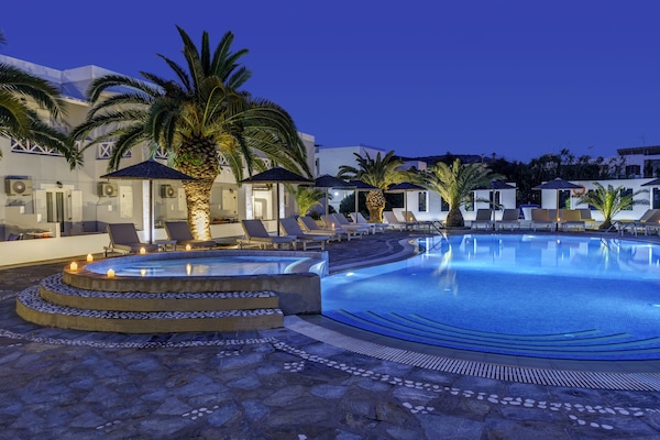 Una piscina al aire libre de temporada