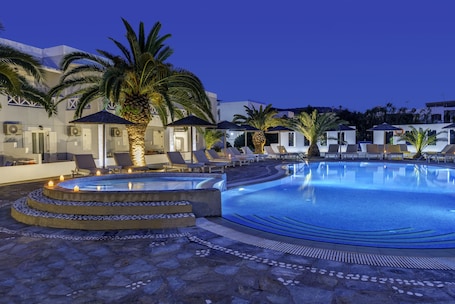 Una piscina al aire libre de temporada. Hotel Benois