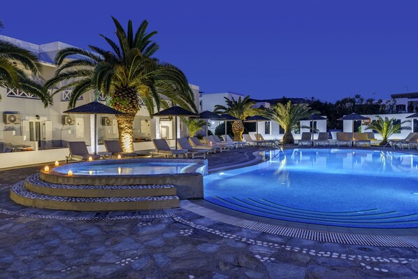 Piscine extérieure en saison