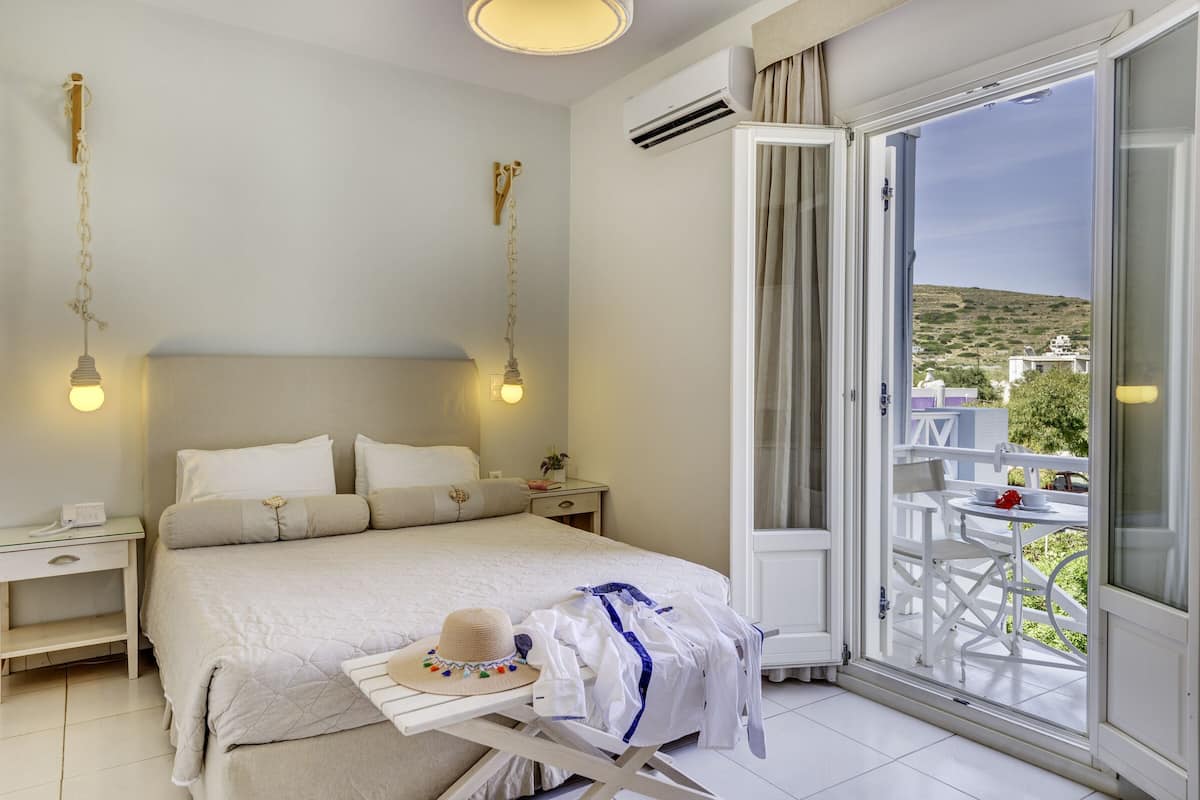 standard double or twin room, 1 bedroom | minibar, in-room safe, desk, iron/ironing board