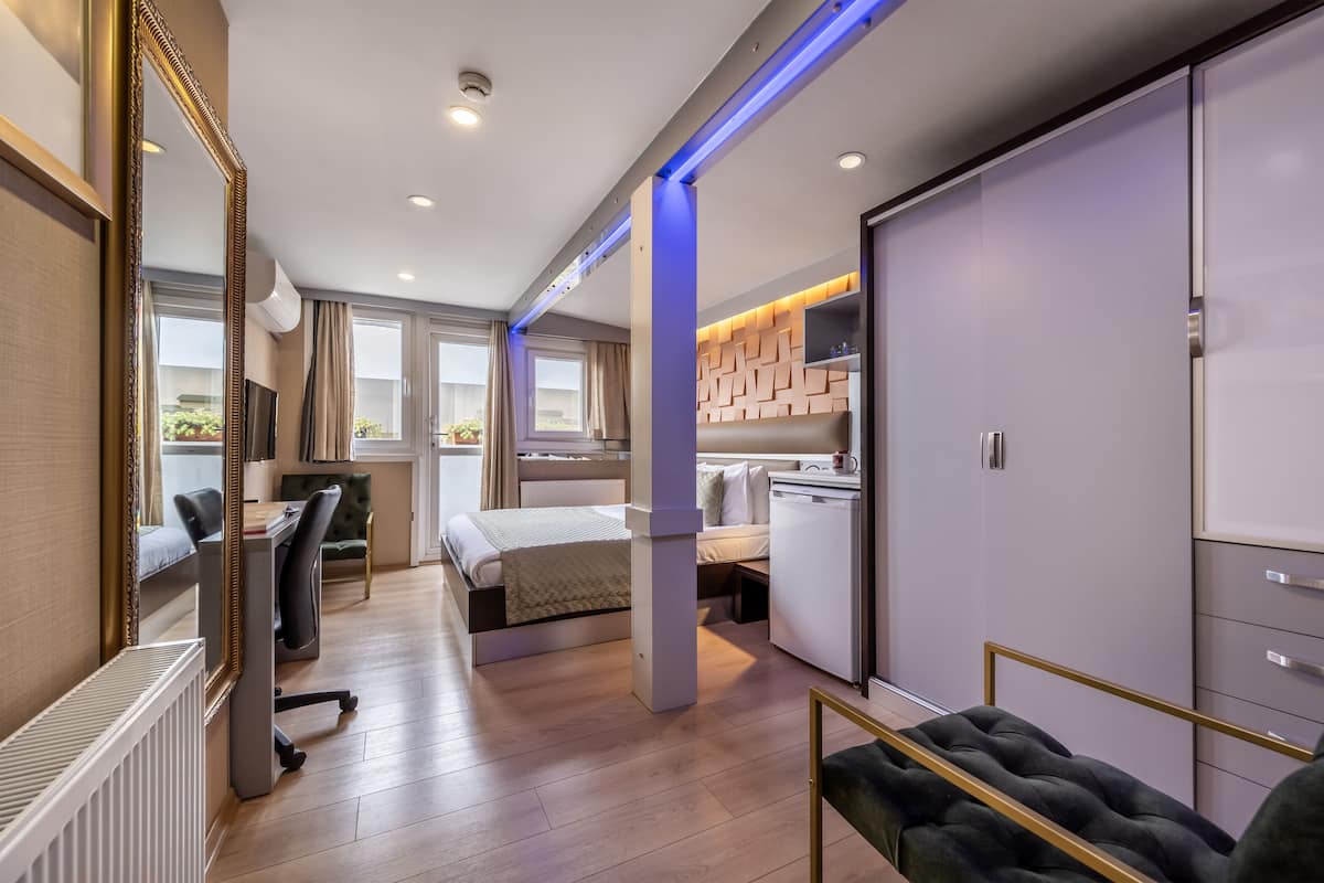Basic Loft, 2 Bedrooms, Smoking, Terrace | Premium bedding, in-room safe, desk, laptop workspace