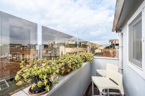 基础复式房, 2 间卧室, 吸烟房, 露台 | 高档床上用品、客房内保险箱、办公桌、笔记本电脑工作区