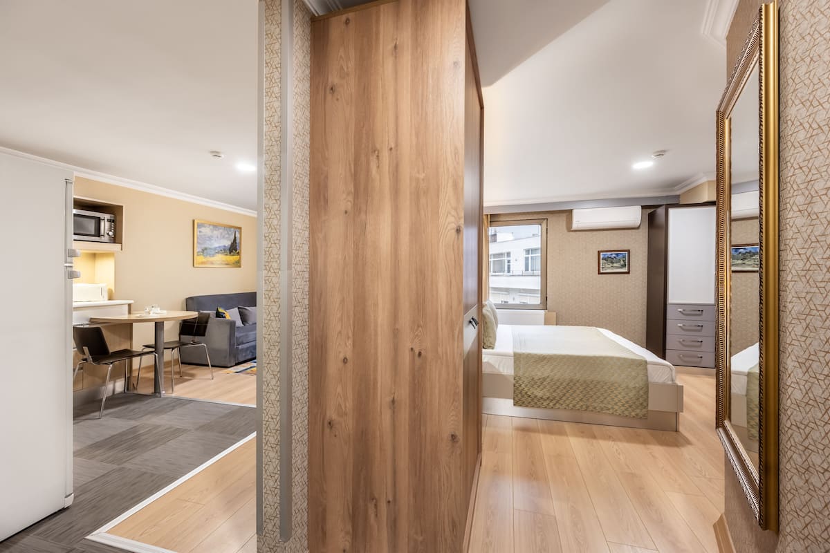 Premium bedding, in-room safe, desk, laptop workspace